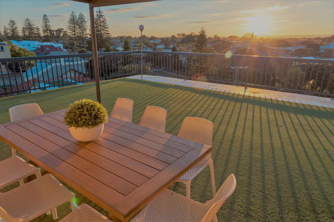 Henley Beach South, Amazing Views, Huge Private Balcony! - Accommodation 4U 0