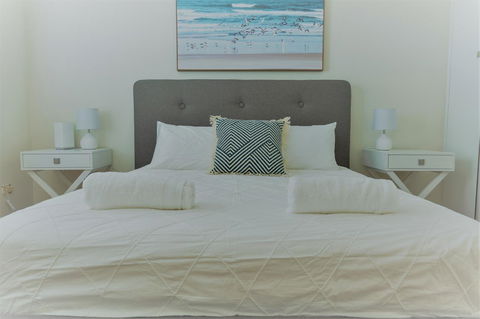 Henley Beach South, Amazing Views, Huge Private Balcony! - Accommodation 4U 6