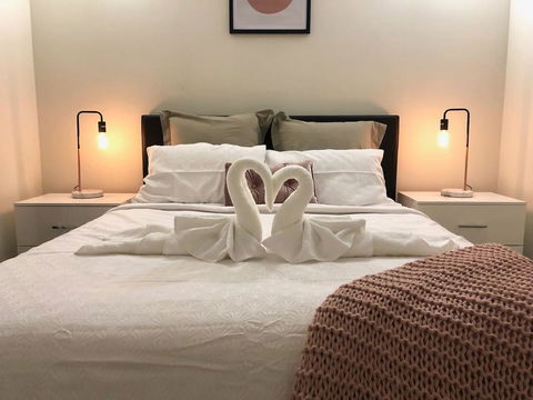 MODERN SPACIOUS 3 BR HOME - NEAR BEACH & AIRPORT - Accommodation 4U 1