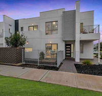 MODERN SPACIOUS 3 BR HOME - NEAR BEACH  AIRPORT - Accommodation 4U