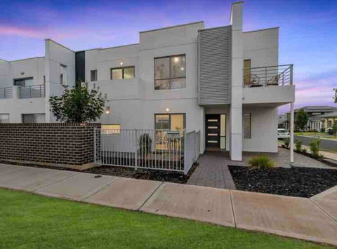 MODERN SPACIOUS 3 BR HOME - NEAR BEACH & AIRPORT - Accommodation 4U 0