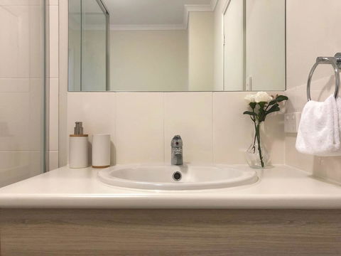 MODERN SPACIOUS 3 BR HOME - NEAR BEACH & AIRPORT - Accommodation 4U 4