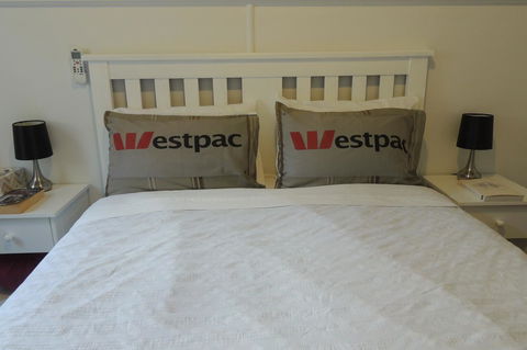 Wozza's B&B - Accommodation 4U 35