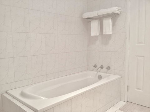 Perth Lake Side Lodge - Accommodation 4U 13