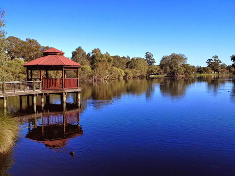 Perth Lake Side Lodge - Accommodation 4U 1