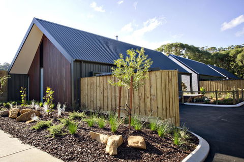 Margaret River Bungalow-1-street - Pet Friendly - Accommodation 4U 2