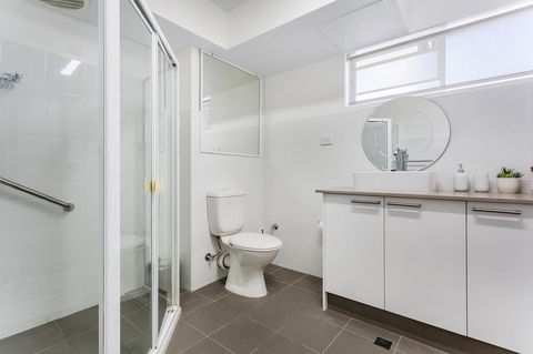 Laman Lodge, Unit 2, 15 Laman Street - Accommodation 4U 11