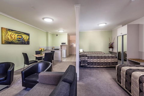 Comfort Inn & Suites Goodearth Perth - Accommodation 4U 14