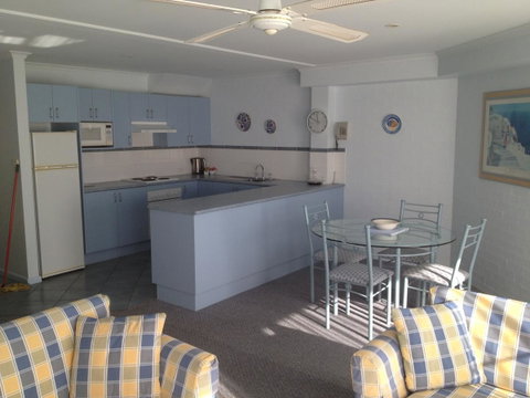 Breakers Apartments - Accommodation 4U 11