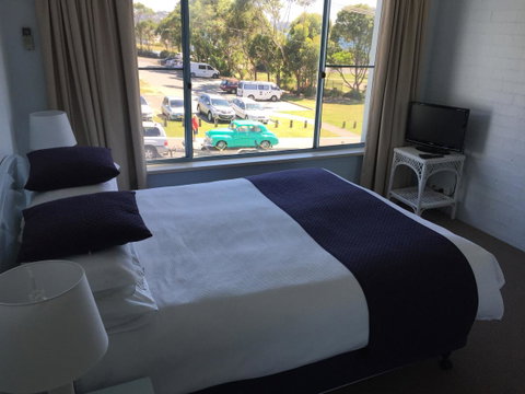 Breakers Apartments - Accommodation 4U 1