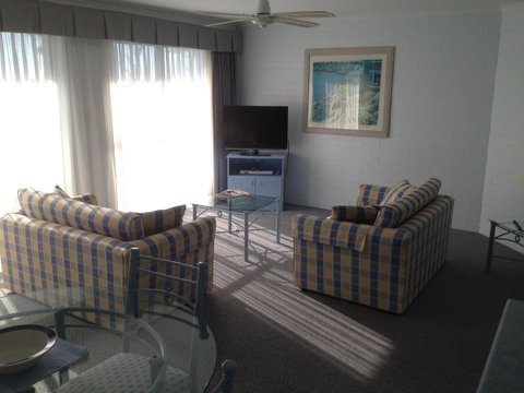 Breakers Apartments - Accommodation 4U 6