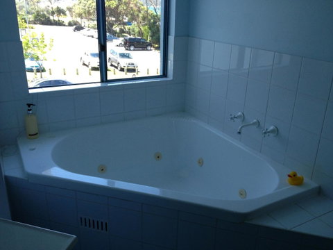 Breakers Apartments - Accommodation 4U 2