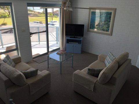 Breakers Apartments - Accommodation 4U 12