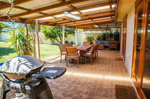 Sunbaker Pet Friendly Awards Finalist 4 Mins Walk To Culburra Beach - Accommodation 4U 0