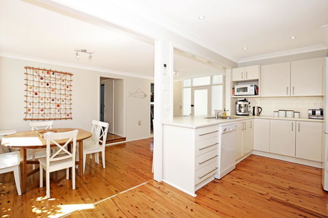 Hayes Beach House I Award Winner I 4 Mins To Beach - Accommodation 4U 5