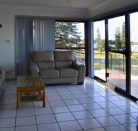 Oxley 8 at Tuncurry - Accommodation 4U