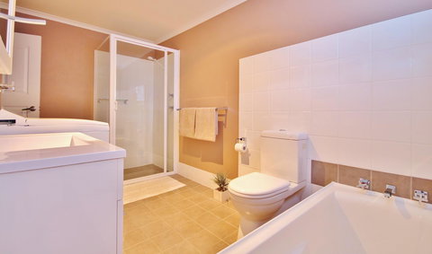 Full Circle Apartments - Accommodation 4U 20