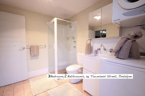 Full Circle Apartments - Accommodation 4U 14