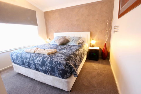 Full Circle Apartments - Accommodation 4U 2