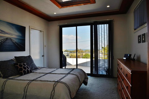 The Boat House - Accommodation 4U 11