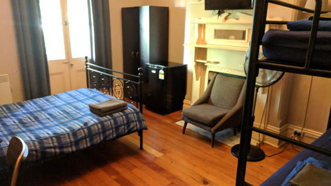 Newtown Backpackers - Accommodation 4U 23