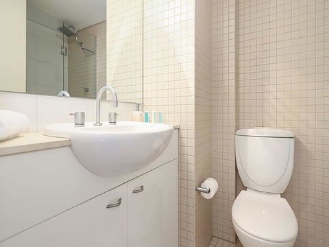 Lower Bridge And Sails - Executive 2BR Darlinghurst Apartment With Balcony And Rooftop Views - Accommodation 4U 10