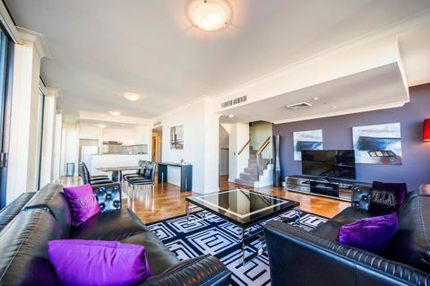 Seasons Harbour Plaza - Accommodation 4U 28