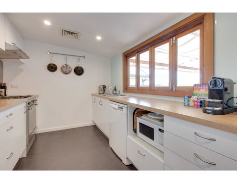 Spacious Cottage With Views, 10 Mins From The City - Accommodation 4U 3