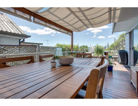 Spacious Cottage With Views, 10 Mins From The City - Accommodation 4U 8