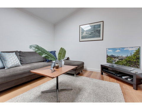Spacious Cottage With Views, 10 Mins From The City - Accommodation 4U 7