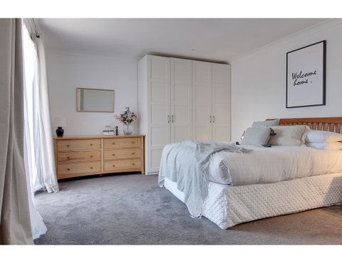 Spacious Cottage With Views, 10 Mins From The City - Accommodation 4U 1