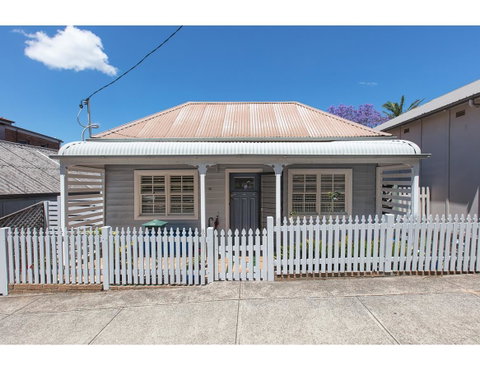 Spacious Cottage With Views, 10 Mins From The City - Accommodation 4U 19