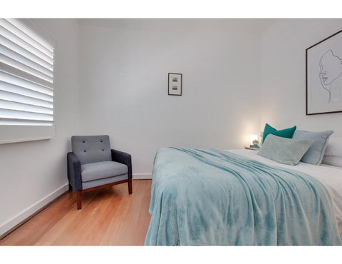 Spacious Cottage With Views, 10 Mins From The City - Accommodation 4U 12