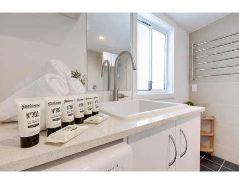 Spacious Cottage With Views, 10 Mins From The City - Accommodation 4U 14