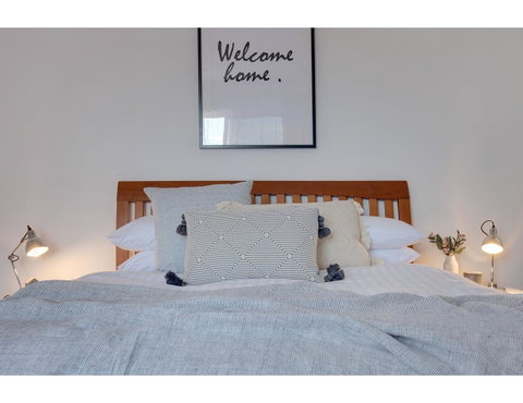 Spacious Cottage With Views, 10 Mins From The City - Accommodation 4U 2