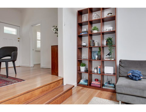 Spacious Cottage With Views, 10 Mins From The City - Accommodation 4U 18