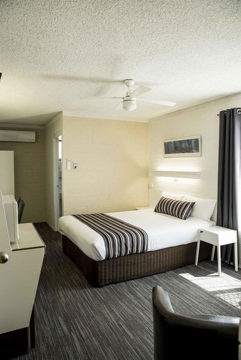 Coastal Bay Motel - Accommodation 4U 35