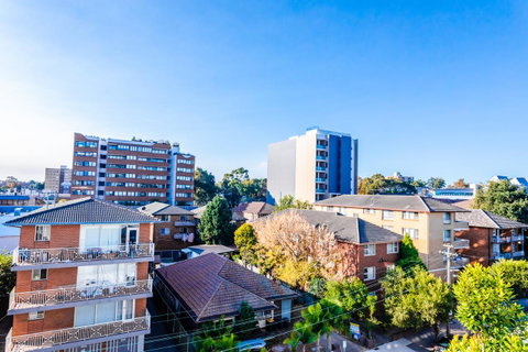 Near Train Station, New 2 BR Apt/free Parking - Accommodation 4U 39