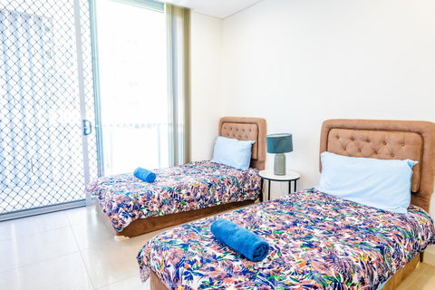 Near Train Station, New 2 BR Apt/free Parking - Accommodation 4U 28