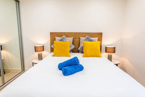 Near Train Station, New 2 BR Apt/free Parking - Accommodation 4U 20