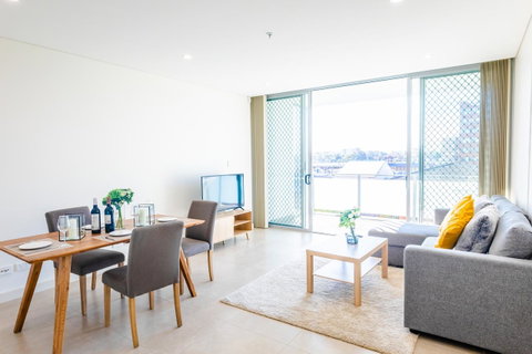 Near Train Station, New 2 BR Apt/free Parking - Accommodation 4U 15