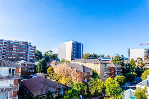 Near Train Station, New 2 BR Apt/free Parking - Accommodation 4U 38