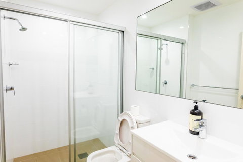 Near Train Station, New 2 BR Apt/free Parking - Accommodation 4U 33