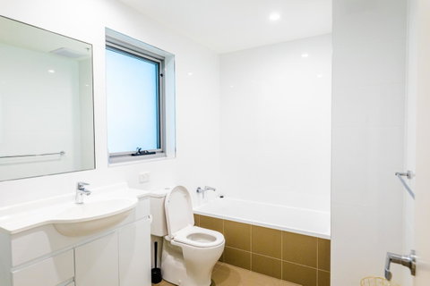 Near Train Station, New 2 BR Apt/free Parking - Accommodation 4U 31