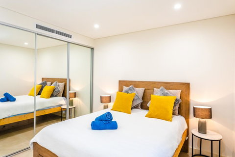 Near Train Station, New 2 BR Apt/free Parking - Accommodation 4U 25