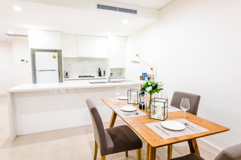 Near Train Station, New 2 BR Apt/free Parking - Accommodation 4U 5