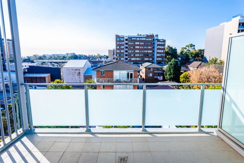 Near Train Station, New 2 BR Apt/free Parking - Accommodation 4U 37