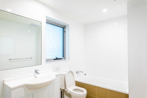 Near Train Station, New 2 BR Apt/free Parking - Accommodation 4U 32