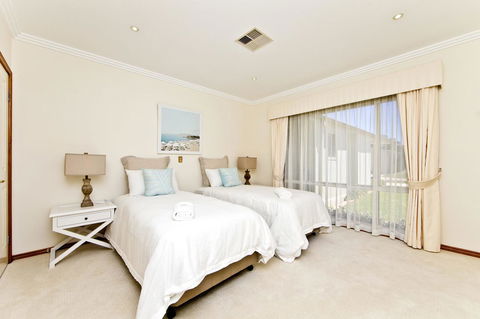 One Mile Mansion - Private Coastal Retreat FREE FAMILY ADVENTURE PASS - Accommodation 4U 16