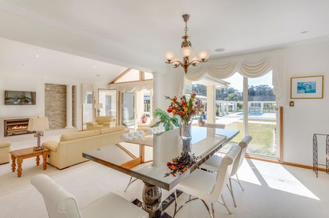 One Mile Mansion - Private Coastal Retreat FREE FAMILY ADVENTURE PASS - Accommodation 4U 10